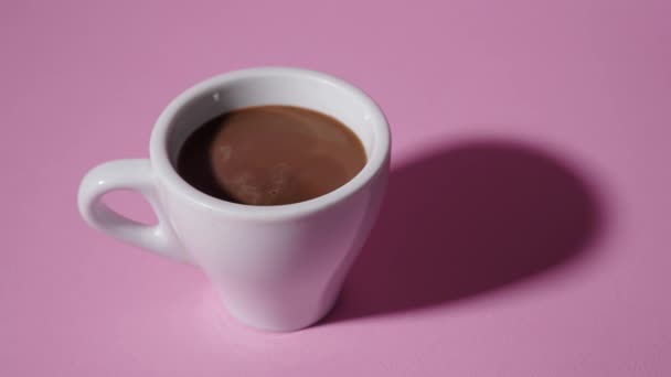 Кофе налили в стоп движения в чашку — стоковое видео
