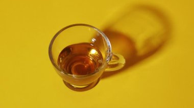 Kahveyi bardağa doldurdum.