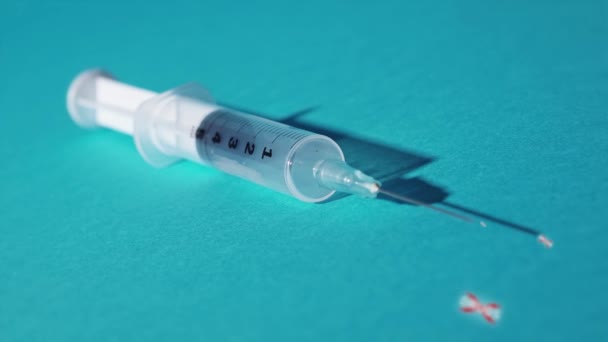 Syringe throws out written drugs — ストック動画