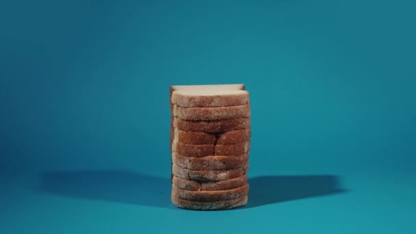 Brot erscheint auf blauem Hintergrund — Stockvideo