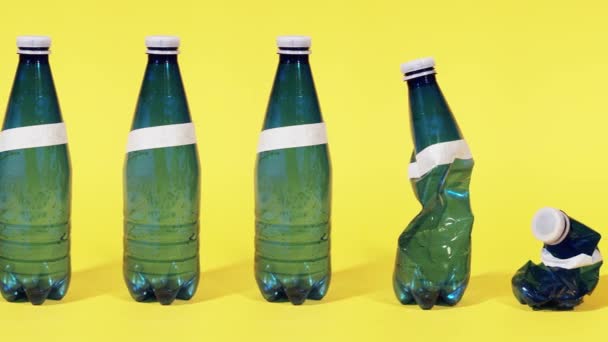 Bottiglie di plastica piega in stop motion — Video Stock