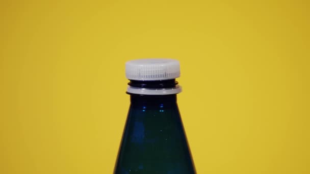Стоппер закрывает пластиковую бутылку. — стоковое видео