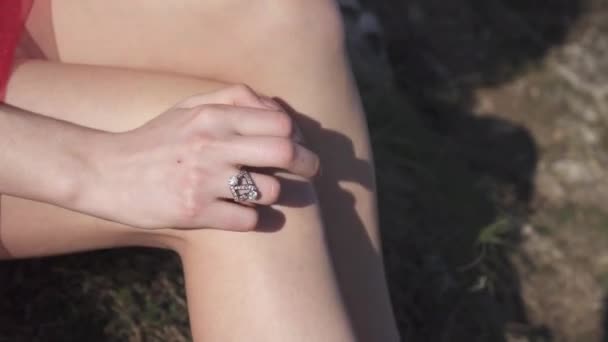 Девушки руки с кольцом на пальцах — стоковое видео