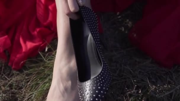 Девушка тащит каблуки на ногах — стоковое видео