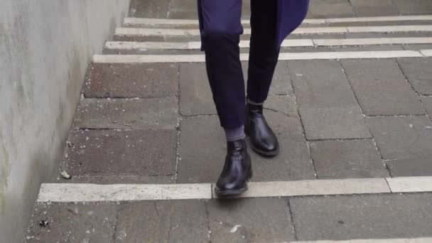 Мужчина поднимается по лестнице венецианского моста — стоковое видео
