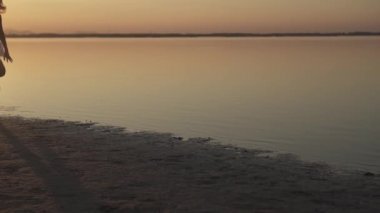 Kız denizin üstünde koşar ve sonra atlar.