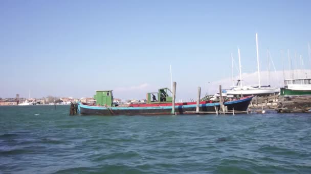 Um barco flutua na água da lagoa de Veneza — Vídeo de Stock