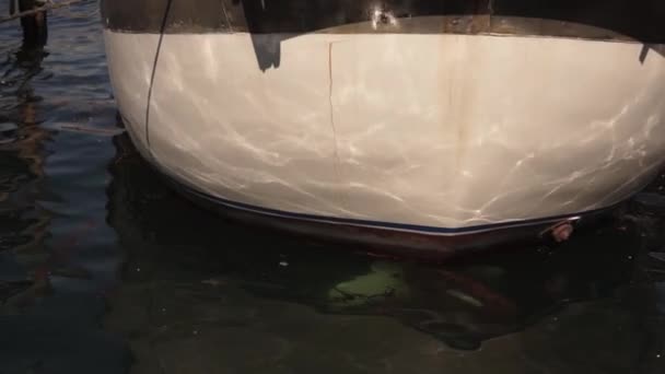 Reflexões de água na superfície branca do barco — Vídeo de Stock