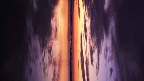 Pôr do sol sobre a lagoa com horizonte vertical — Vídeo de Stock