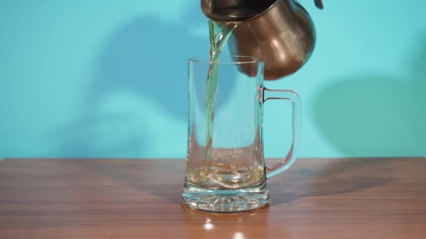 Heißer Tee wird ins Bierglas geschüttet — Stockvideo