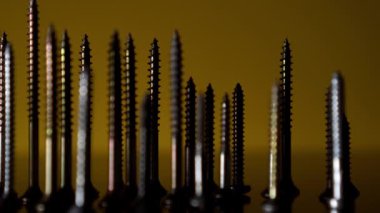 Masaya yerleştirilmiş metal vidalar
