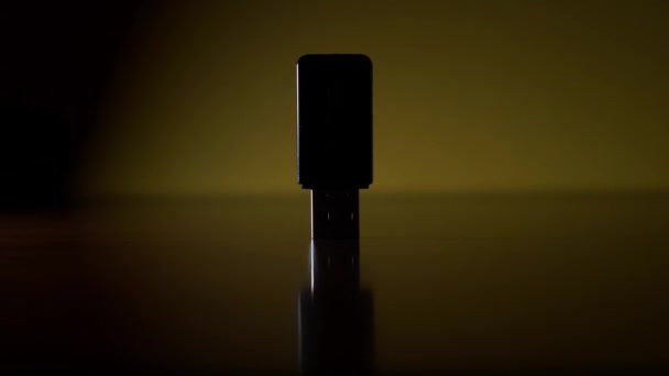USB-Stick auf dem Tisch — Stockvideo