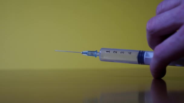 Ruka podává injekci s injekční stříkačkou — Stock video