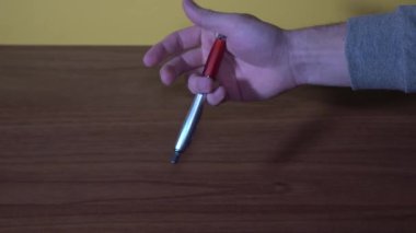 Elinde kalemle dublörler.