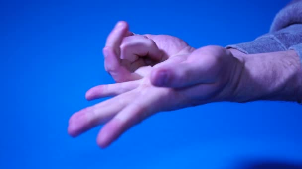 Рука человека делает различные жесты — стоковое видео