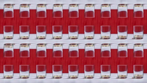 Bakgrund av många glas som fyller med vatten — Stockvideo