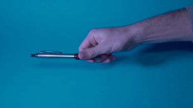 Elinde kalemle dublörler.