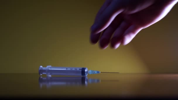 Ruka otočí injekční stříkačku na prstech — Stock video