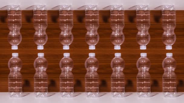 Bottiglie di plastica si rompono in stop motion — Video Stock