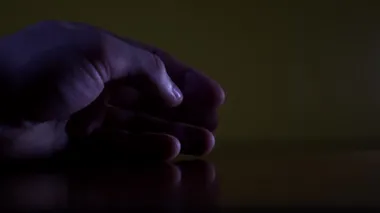 Sadece hareket eden bir kişinin eli.