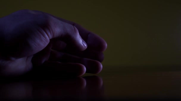 Mão de uma pessoa no chão que apenas se move — Vídeo de Stock