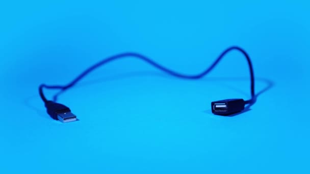 Cable USB se cierra en sí mismo — Vídeo de stock