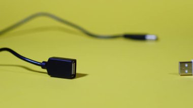Usb erkek kablosu kadın kablosuna bağlanıyor.