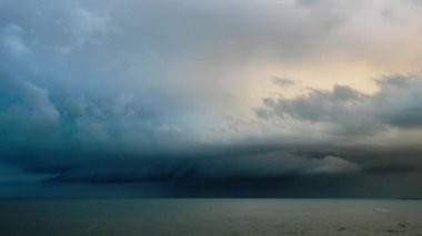 Fırtınadan önce gökyüzünün zaman akışı