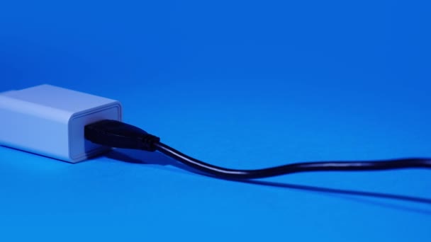 USB-Kabel gelangt in die Ladebuchse — Stockvideo