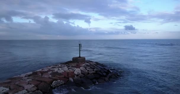 Farol da barragem no meio do mar — Vídeo de Stock