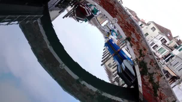 Antiguo puente sobre el canal de la ciudad de Chioggia — Vídeos de Stock
