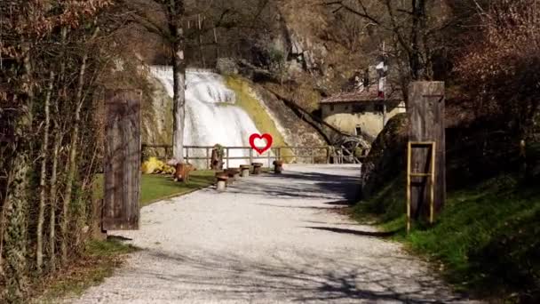 Um parque verde com cachoeira e moinho — Vídeo de Stock