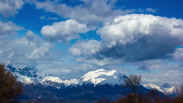 Timelapse del cielo en las montañas — Vídeo de stock