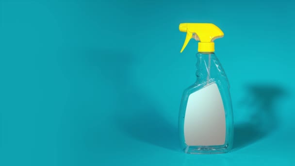 Detergent bottle makes spray spray on blue background — Αρχείο Βίντεο