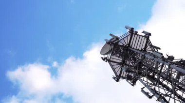 Televizyon ve radyo antenli kule