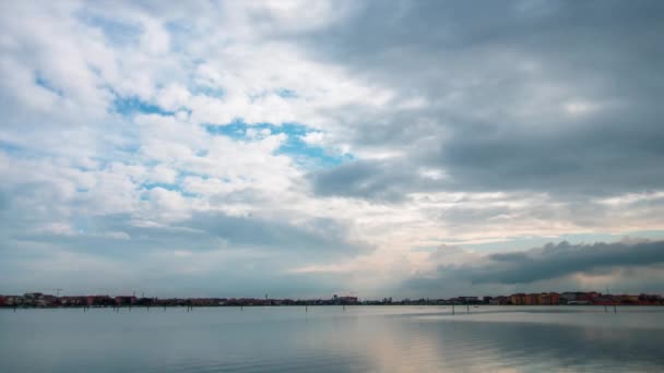 Timelapse på en flod i staden — Stockvideo