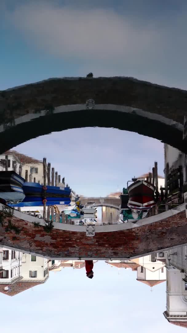 Antiguo puente sobre el canal de la ciudad de Chioggia — Vídeos de Stock