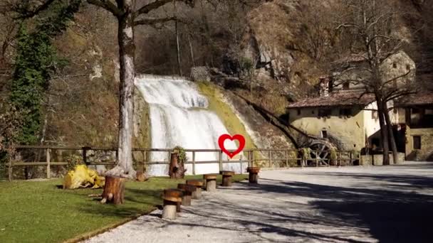 滝とミルのある緑の公園 — ストック動画