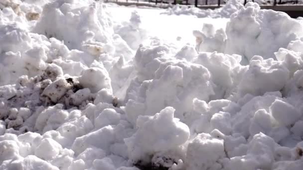 Grumos de nieve sucia blanca en una pila — Vídeo de stock