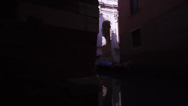 Beautiful architecture in Venice with water canal and bridge — Stock Video