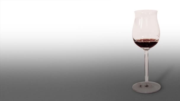 Kalich je naplněn červeným vínem na bílém pozadí — Stock video