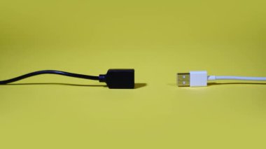Usb erkek kablosu kadın kablosuna bağlanıyor.