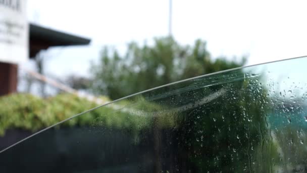 Arabalar ıslak pencereler kapanıyor. — Stok video