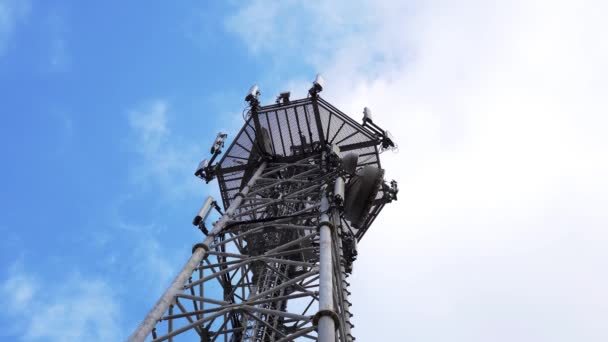 Torre con antenas de radio y televisión — Vídeo de stock