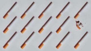 Sigaralar gri arka planda patlak verir