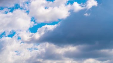 Gökyüzündeki beyaz bulutların zamanı.