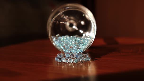Les gemmes sortent d'un calice de verre — Video