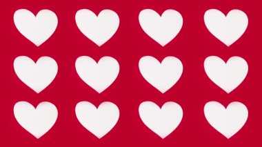 Kalp şeklindeki kağıtlar dur hareketiyle belirir.