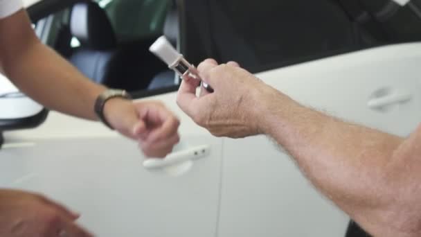 顧客に販売されている車のキーを渡す — ストック動画