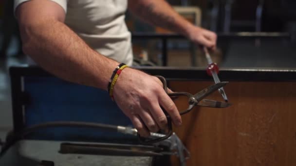 Trabajos manuales con tijeras en la fábrica de producción de vidrio — Vídeo de stock